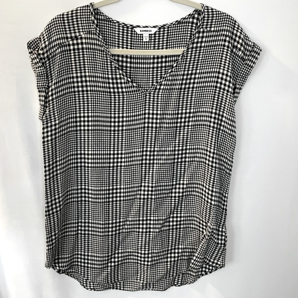 Express Print V-Neck Gramercy Tee